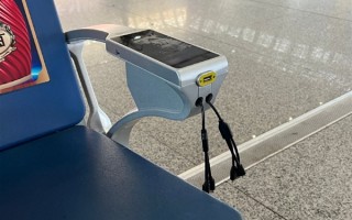 铁路南京站回应候车大厅没插座：有充电座椅 自带各种手机充电线