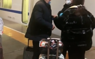 大爷高铁上抽烟致强制减速 女家属：不就是抽根烟