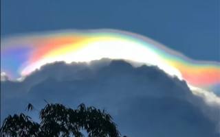 云南宁洱上空现七彩祥云！网友晒视频：随风飘动像仙境