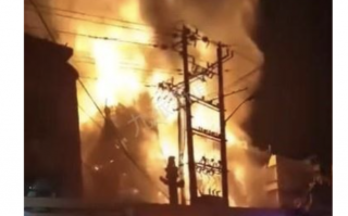 福州一祠堂疑祭祖引发大火 火已被扑灭暂无伤亡原因调查中