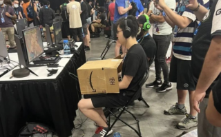 为防对手偷窥操作 电竞选手比赛中上演神遮挡