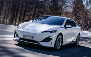 新年暴击！超10家车企宣布涨价 特斯拉公开“唱反调”