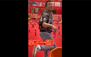 男子花两千元套圈 套中两台宏光汽车：本人回应只要一辆 做人留一线