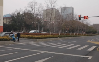 南京红绿灯因为太大火了 网友：好像开了大头特效