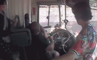 大巴司机突发疾病 大妈果断踩刹车被网友赞中国好大妈：直言做了最基本的