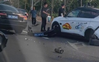 百度“萝卜快跑”无人车出车祸 后轮被撞掉