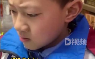 爸爸第一次给孩子包书皮撕烂新书，孩子看的眉头紧皱 敢怒不敢言