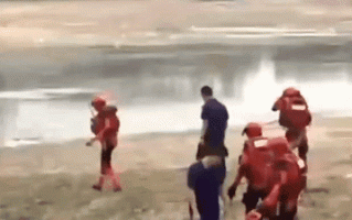 河南在逃怪鱼终于被抓到了！堪比水中哥斯拉 可不好吃