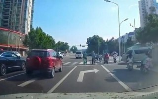 男子机动车道骑共享单车 不满女司机鸣笛 赌气用单车堵路