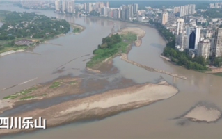 乐山大佛“真身”全部露出 持续高温水位暴降：网友感叹长见识了