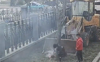 俩小孩小区内5次放火引燃SUV 专家：熊孩子闯祸家长需兜底