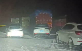 秦岭暴雪高速积雪半米深 有车辆被困超20小时！网友：电动车咋办