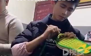 大一男生勾拖鞋手法娴熟月入6千：自学的 订单太多被迫招人