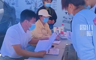 河北一学校摆桌放锤子免费碎手机 校方称照价赔偿：网友吵翻 堵不如疏