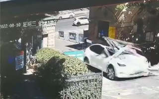南京一特斯拉突然加速冲撞小区护栏 车主自述：怕啥来啥
