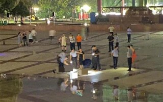 安徽一广场上多人遭雷击2人身亡：空旷场地为何被雷击 在玩手机等？