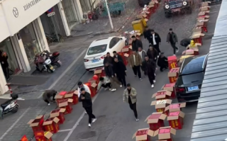 女子买200万豪车 亲友400箱礼花庆贺 整条街道都摆满了