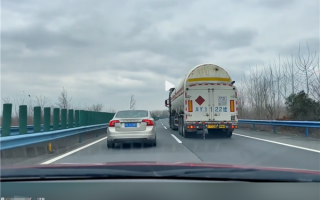 私家车与油罐车高速并排堵路 货车司机看不下去 主动让路