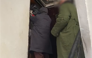 俩老人家里塞满废品在楼道打地铺 警惕：囤积癖是种病