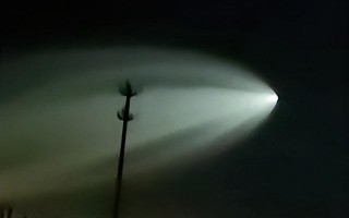 新疆多地拍到巨大发光不明飞行物 官方回应：未监测到异常