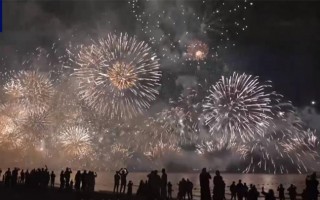 阿联酋新年无人机烟花表演点亮夜空