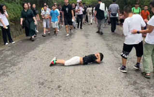 安徽一男孩爬山累了滚下山 妈妈称支持滚下去：网友竟点赞直呼是狠人
