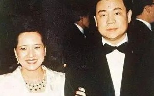 71岁超级富豪正在网上卖他的76个爱马仕：价值超1600万