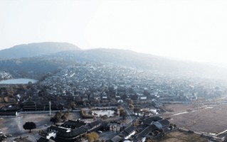 男子耗资几百万给父母造养老宅院 过有质量的生活