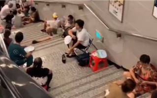 冰火两重天！重庆高温 地铁楼梯上长满了人：东北早上都得穿厚睡裤了