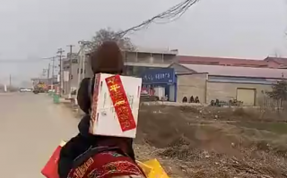 9岁男孩骑马送礼串亲戚，奇怪的组合回头率拉满