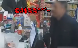 3男子自称教授辱骂推搡女店员：大声呵斥辱骂言语极其粗鄙