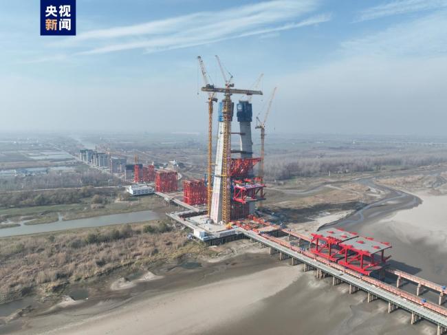 世界最大跨度三塔斜拉桥开始钢梁架设-第1张图片-9158手机教程网