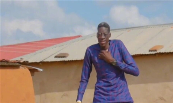 29岁男子身高2.89米成世界上最高的人：还在生长中！-第1张图片-9158手机教程网