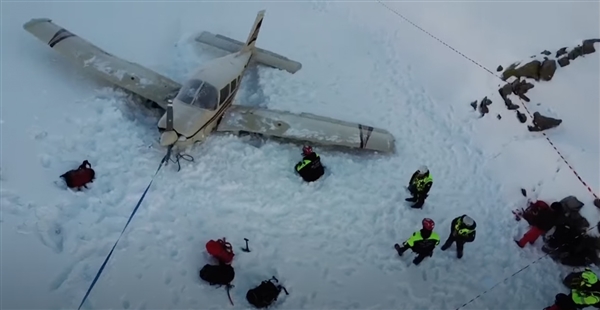 意大利妹子驾机飞越阿尔卑斯山脉时突遭引擎失灵：结果好险-第1张图片-9158手机教程网