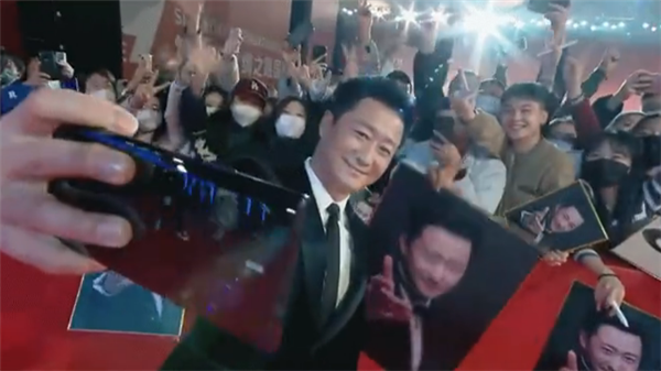 吴京红毯上和自己的伸手照合影 这次用的是国产手机了-第1张图片-9158手机教程网