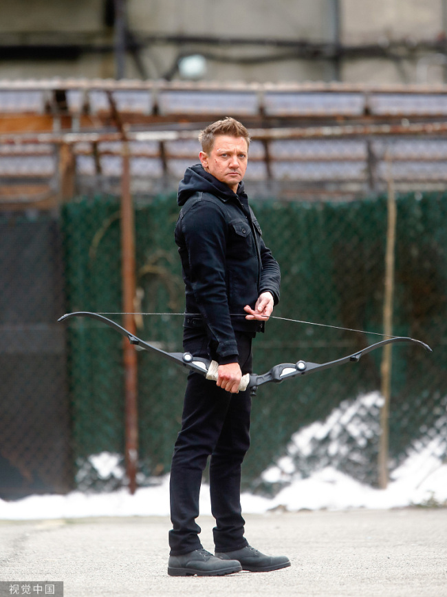 “鹰眼”扮演者晒出ICU自拍：躺病床上吸氧-第2张图片-9158手机教程网