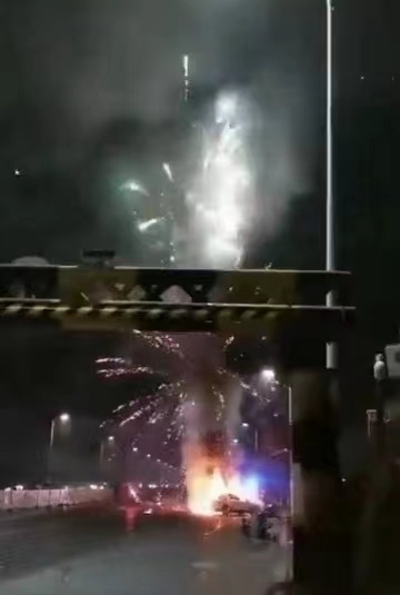 山东一车辆起火蹿出漫天烟花引热议:官方回应车主买完烟花堆满后座-第1张图片-9158手机教程网 山东一车辆起火蹿出漫天烟花引热议:官方回应车主买完烟花堆满后座-第1张图片-9158手机教程网