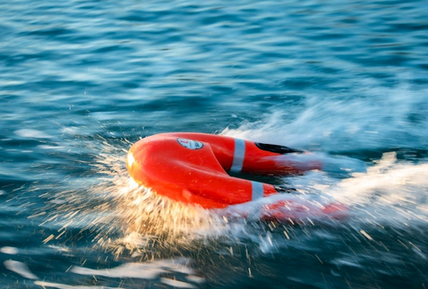 电动救生圈亮相CES:时速15公里 续航6公里-第2张图片-9158手机教程网 电动救生圈亮相CES:时速15公里 续航6公里-第2张图片-9158手机教程网