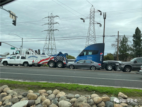 上月刚交付运营 特斯拉纯电重卡接连抛锚事故：瘫在高速等被拖走-第2张图片-9158手机教程网