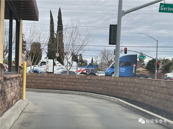 上月刚交付运营 特斯拉纯电重卡接连抛锚事故：瘫在高速等被拖走-第6张图片-9158手机教程网