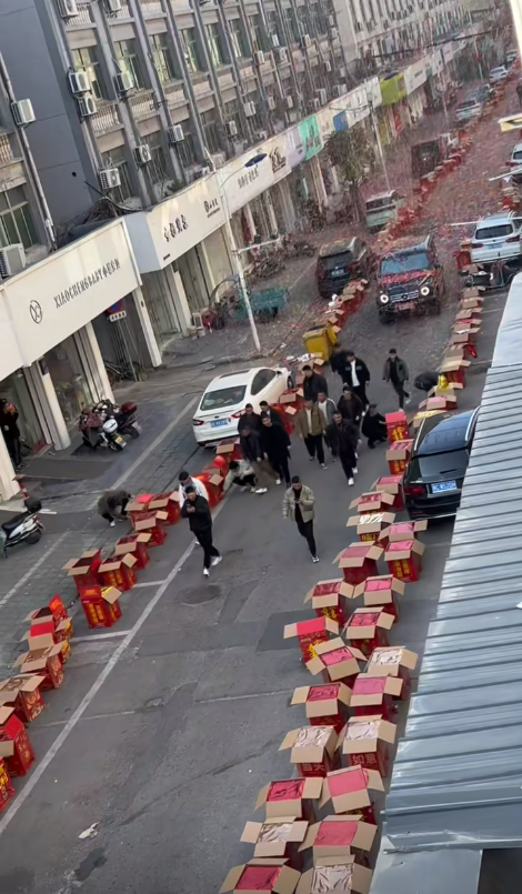 女子买200万豪车 亲友400箱礼花庆贺 整条街道都摆满了-第1张图片-9158手机教程网