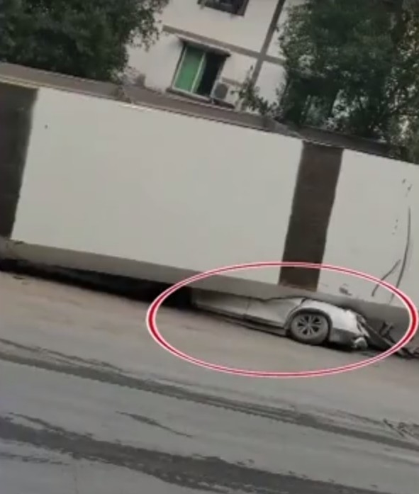 半挂车数十吨钢箱梁脱落砸扁宝马 车主：可以换新车了-第1张图片-9158手机教程网