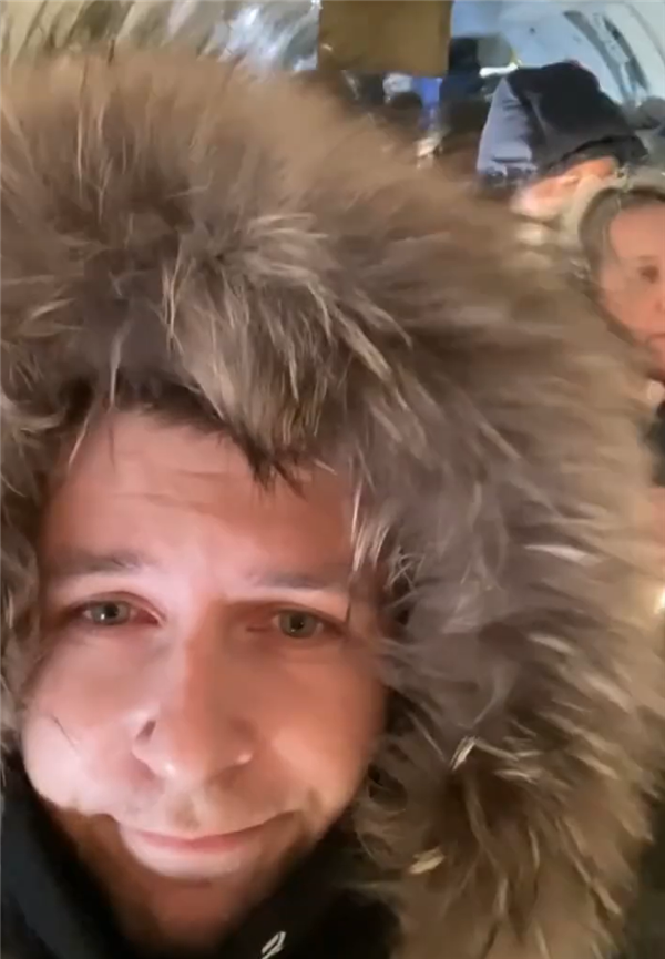 俄罗斯一客机起飞后舱门突然打开：有人帽子被吹跑、行李被吸走-第1张图片-9158手机教程网