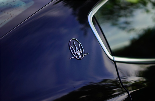 男子高速撞鸟 鸟腿成三叉戟立标 丰田秒变“玛莎拉蒂”-第2张图片-9158手机教程网