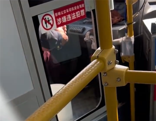 公交司机边开车边抠脚引乘客担忧 官方回应：会研究处理-第1张图片-9158手机教程网