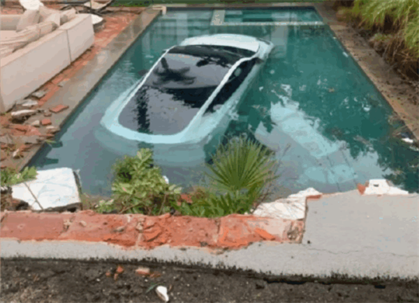 美国一车主驾特斯拉“穿墙” 冲进游泳池整车被泡-第1张图片-9158手机教程网 美国一车主驾特斯拉“穿墙” 冲进游泳池整车被泡-第1张图片-9158手机教程网