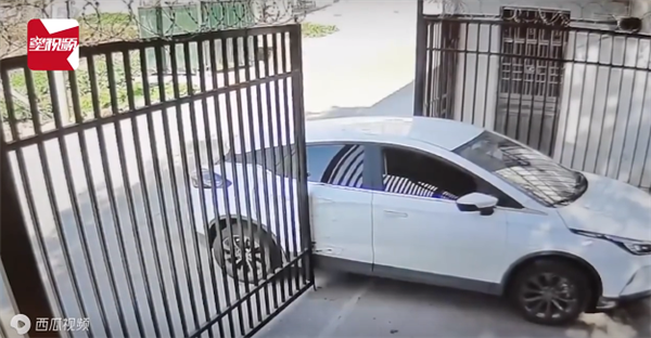 女子开车进院被铁门剐蹭 一顿操作猛如虎 车损300变3000-第1张图片-9158手机教程网