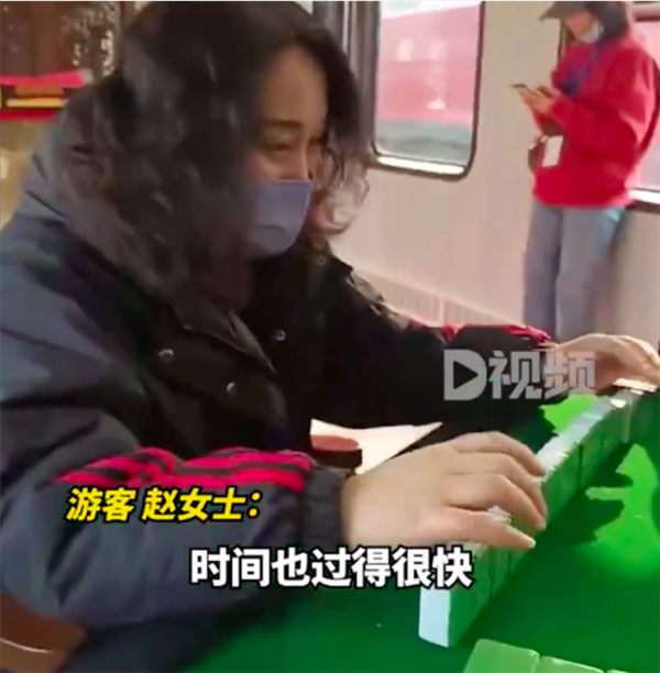 女子乘火车遇麻将专列生意火爆 还能K歌引围观：网友直呼想买站票-第1张图片-9158手机教程网