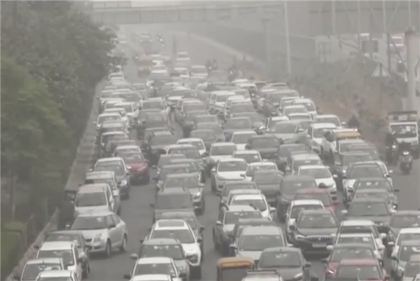 伸手不见五指 印度新德里进入冬季雾霾天:有公司已推“防霾头盔”-第1张图片-9158手机教程网 伸手不见五指 印度新德里进入冬季雾霾天:有公司已推“防霾头盔”-第1张图片-9158手机教程网