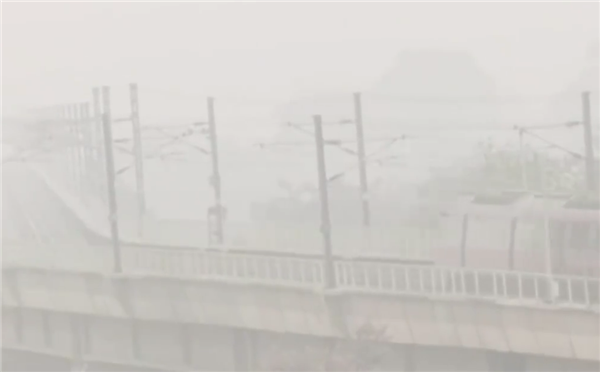 伸手不见五指 印度新德里进入冬季雾霾天:有公司已推“防霾头盔”-第2张图片-9158手机教程网 伸手不见五指 印度新德里进入冬季雾霾天:有公司已推“防霾头盔”-第2张图片-9158手机教程网